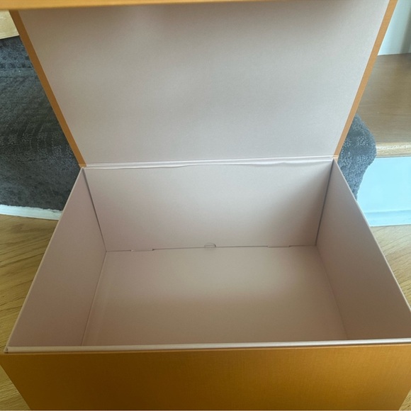 Empty and authentic Louis Vuitton handbag box - Picture 2 of 2